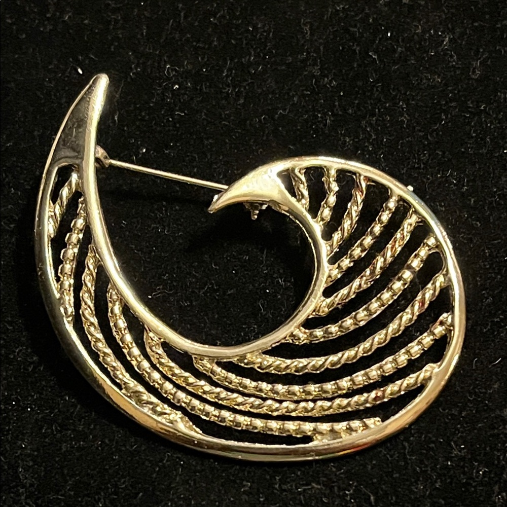 Elegant Gold Swirl Brooch